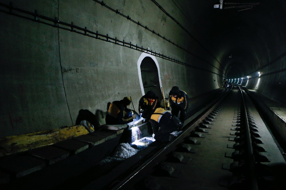 樊城铁路运营隧道病害现状